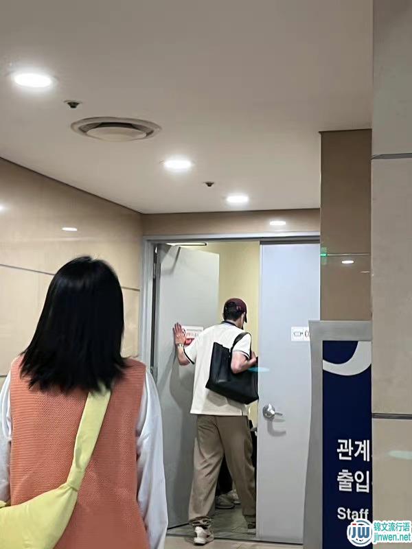 崔宇植与金多美承认恋情？两人被拍到一起去听音乐剧