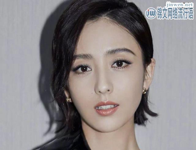 佟丽娅穿搭引模仿热潮，米白色风衣尽显佟丽娅气质