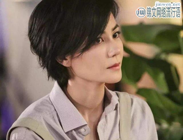 王菲和女儿同框照流出，二人喝酒如姐妹一旁男生引网友好奇