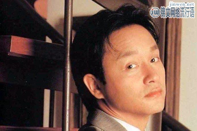 每年的这个时候他就会出现在网上，人们纷纷走上街纪念他