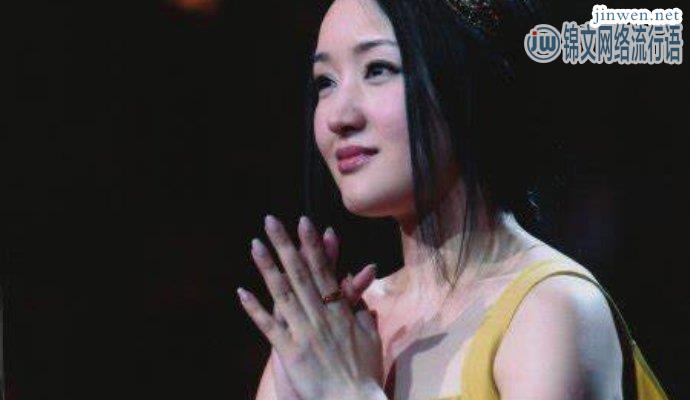 49岁杨钰莹穿军绿色衣服显清纯，网友直呼真嫩！