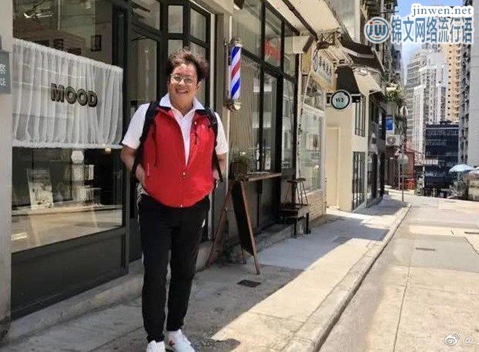 谭咏麟的70岁生活照，状态好且穿着时尚显年轻20岁