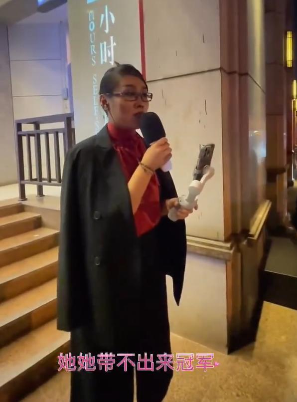 太像了，这英cos那英！网友：以为那英也去上海过万圣节了！